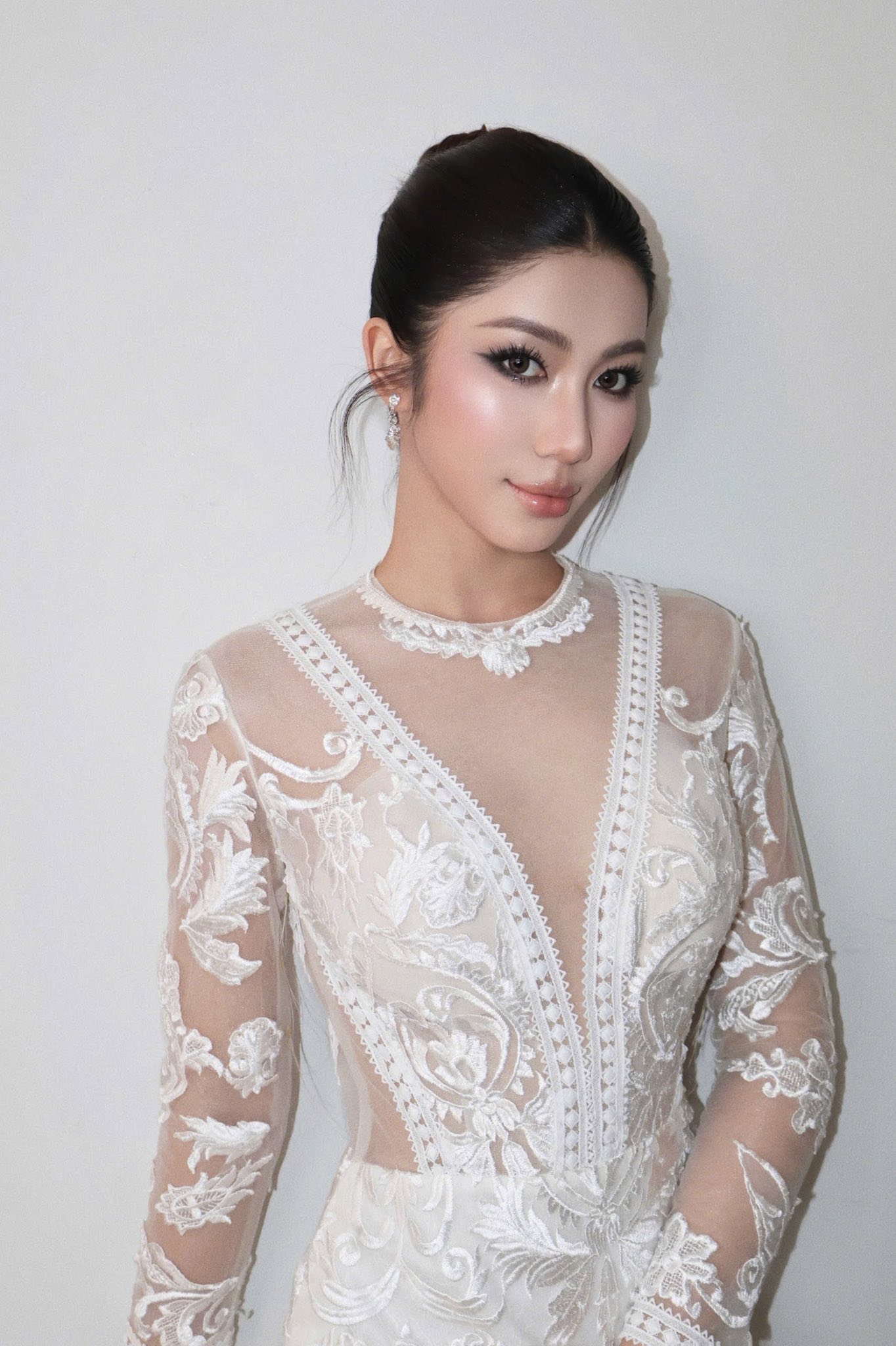 Cô dâu áo ren trắng do Kiều Min trang điểm