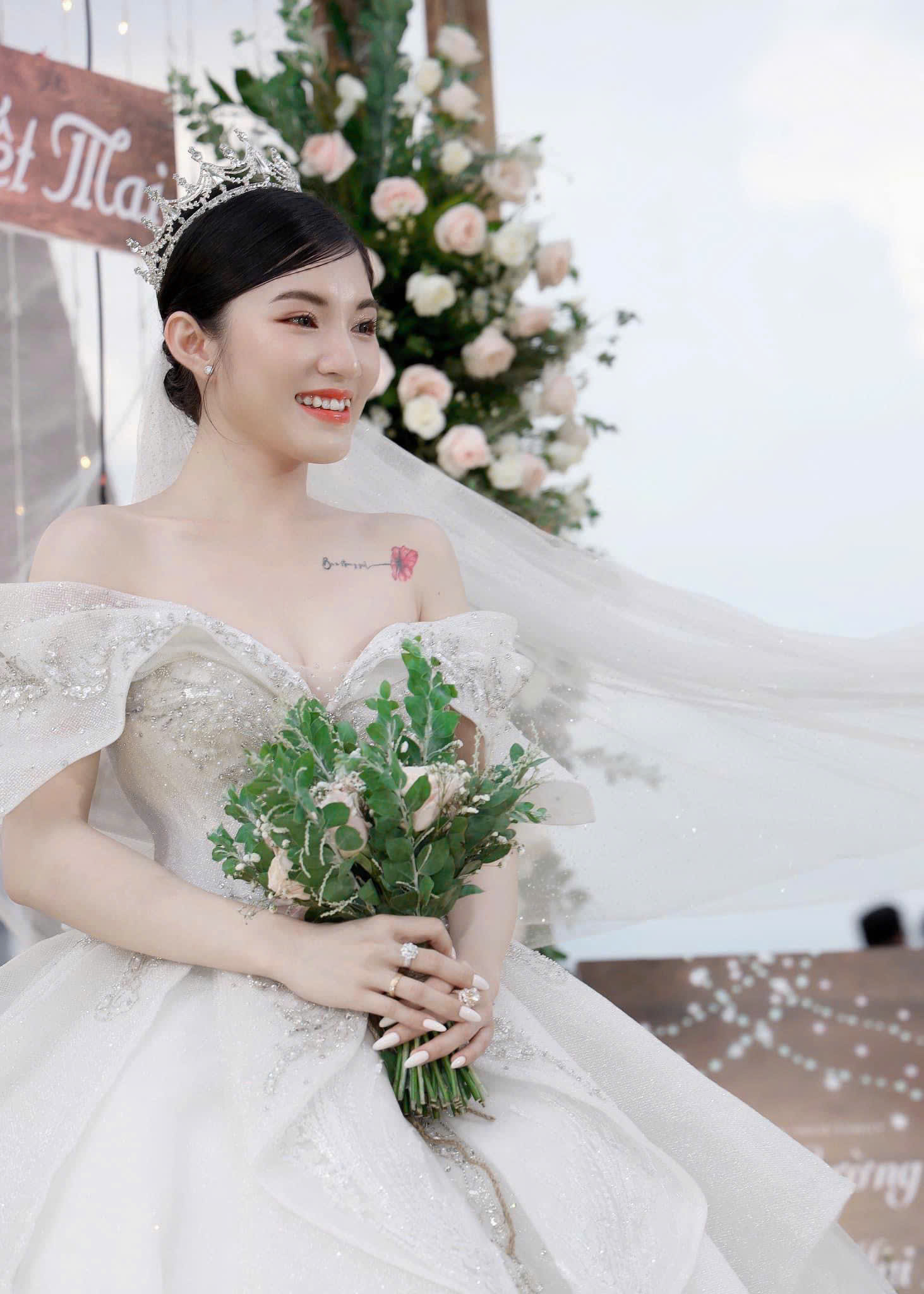 Cô dâu váy cưới cầm hoa do Kiều Min trang điểm