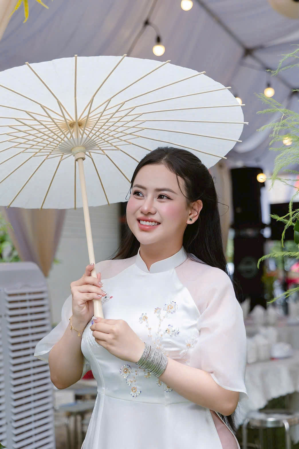 Cô dâu áo dài trắng do Kiều Min trang điểm